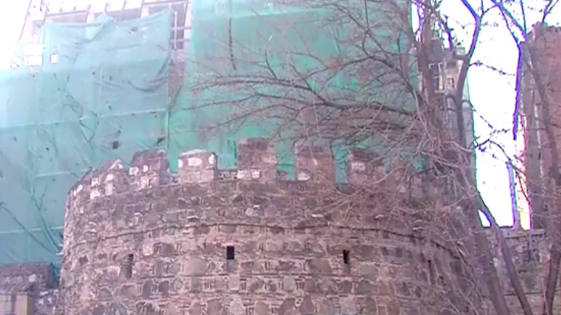 Древняя городская стена Тбилиси пала жертвой вандализма
