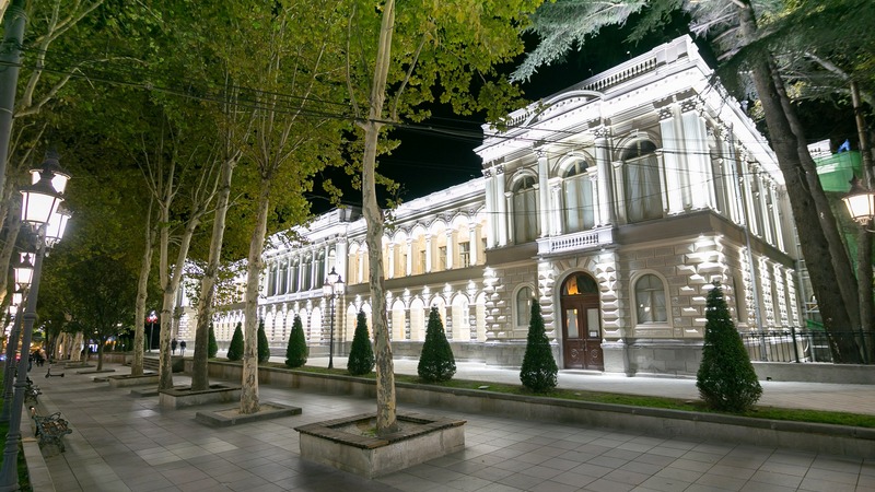 В Тбилиси продолжается реставрация Дворца молодежи